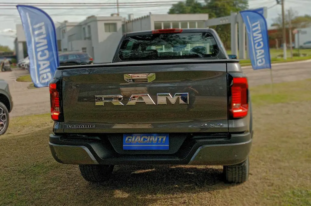
								RAM Dakota Laramie completo									