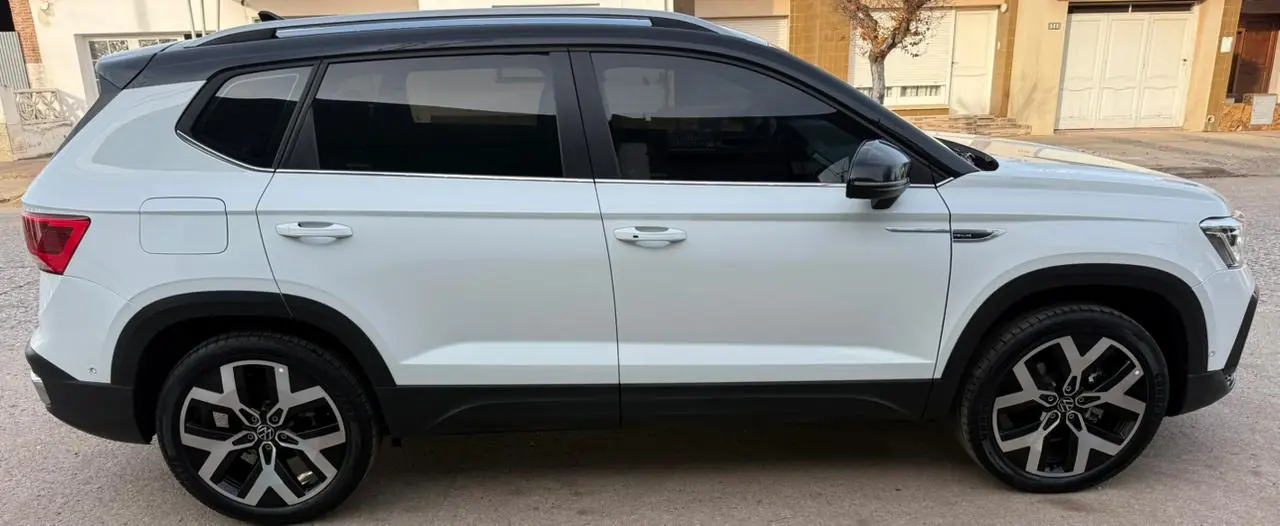 
								Volkswagen Taos Highline 2024 completo									