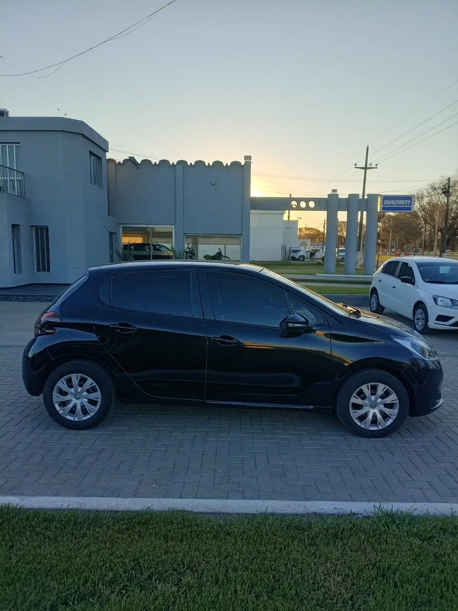 
								PEUGEOT 208 ACTIVE 1.6L 2018 completo									